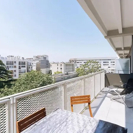 Spacious 2bd With Balcony *