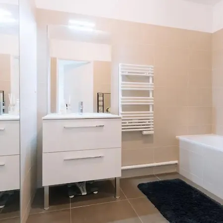 Spacious 2bd With Balcony Апартаменты *
