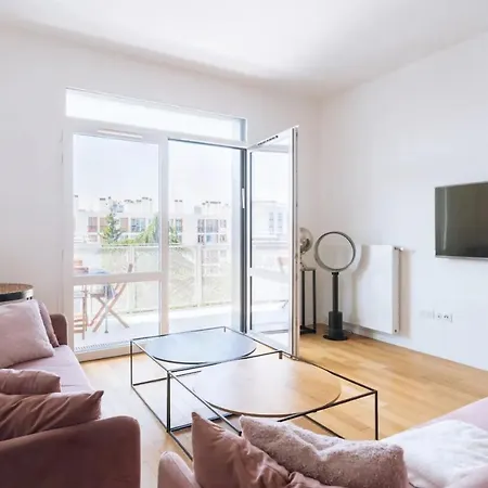 Spacious 2bd With Balcony Париж